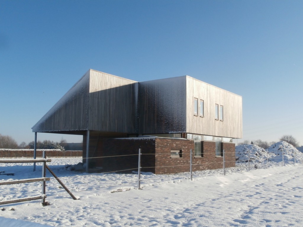 Houten gevelbekleding in de sneeuw