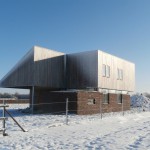 Houten gevelbekleding in de sneeuw